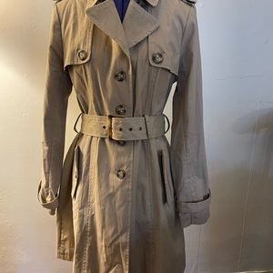 Women’s Classic Trench Coat. Excellent condition. Fitted silhouette.Non-smoking.